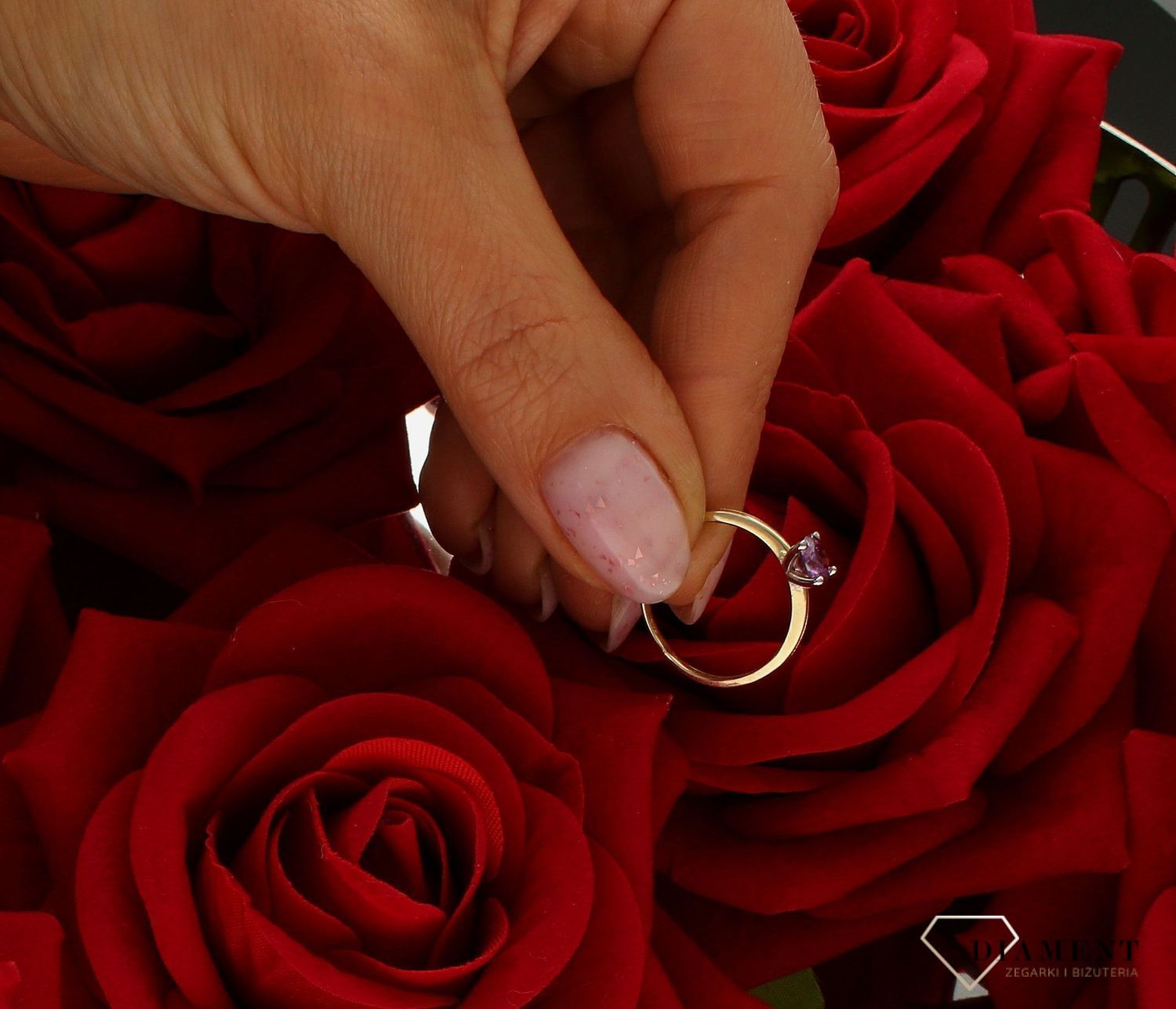 Złoty pierścionek damski 375 zaręczynowy liliowa cyrkonia PI 6518A 375. Złota biżuteria na prezent. Pierścionki złote na prezent (2).jpg